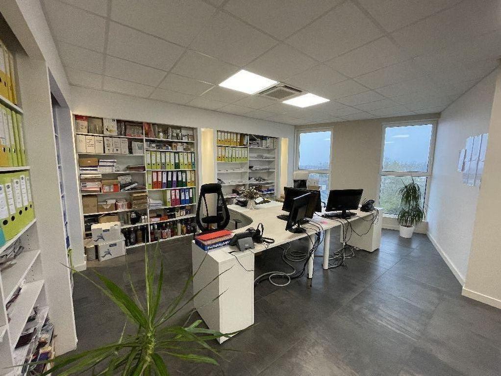 Location Bureau à Noyal-Chatillon-sur-Seiche de 152m² - Réf. n°3541 - PHOTO1_3541_1701253344.jpg